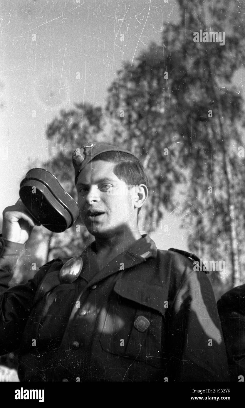 Gniezno, 1947-05-27. Pierwszy ogólnopolski zlot junaków Przysposobienia Rolniczo-Wojskowego (PRW) w GnieŸnie. NZ. junak z mena¿k¹ w kuchni polowej w obozie PRW. ps/ms PAP Gniezno, 27. Mai 1947. Der erste junge Bauernkongress in Gniezno. Bild: Essen in einer mobilen Kantine im Lager. ps/ms PAP Stockfoto