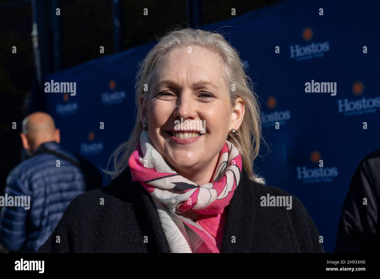 Die US-Senatorin Kirsten Gillibrand gibt am 3. Dezember 2021 vor dem Hostos Community College in New York ihre Gesetzgebung zur Verbesserung des Zugangs zu SNAP bekannt. Die Gesetzgebung würde die Leistungsberechtigung für das Supplemental Nutrition Assistance Program (SNAP) auf alle Studenten erweitern, die an 2 und 4-jährigen Universitäten in Teilzeit oder länger studieren und die traditionellen SNAP-Einkommen- und andere Berechtigungsvoraussetzungen erfüllen. Der Senator wurde von CUNY-Kanzler Felix Matos Rodriguez, dem Präsidenten von Bronx Borough Ruben Diaz Jr., dem Mitglied der Versammlung, Amanda Septimo, der Präsidentin des Hostos Community College, Dr. Daisy Cocco De Filippis, Hunger, begleitet Stockfoto