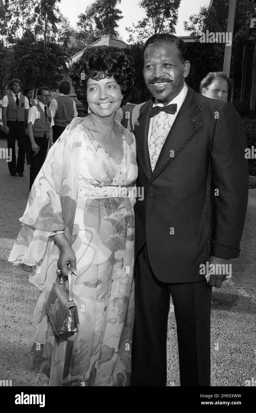 Millie Robinson und Sugar Ray Robinson sahen, wie sie am 17. Juni 1981 zu einer Party in der neu erworbenen 'Pickfair'-Villa von Jerry Bus in Beverly Hills, Kalifornien, ankamen. Quelle: Ralph Dominguez/MediaPunch Stockfoto