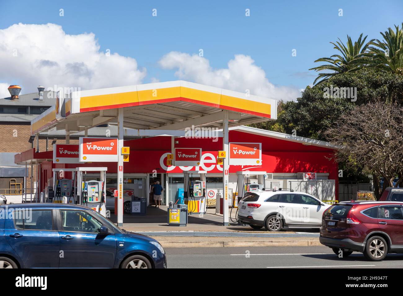 Shell und Coles Express Tankstellen für Benzin in Sydney, Australien, wo das Fahrzeug mit Kraftstoff gefüllt ist Stockfoto
