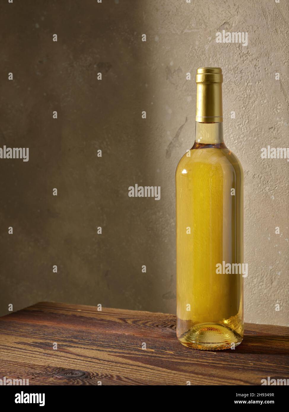 Whine Flasche auf Holz Küchentisch Stockfoto