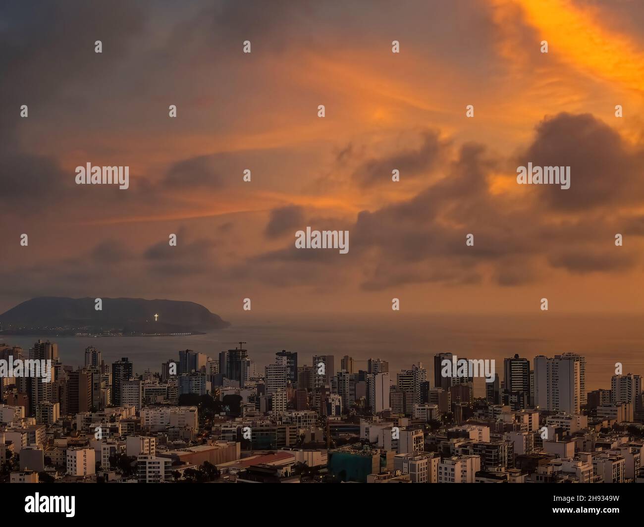 Wunderschöne Drohnenansicht über das Stadtbild des Miraflores Distrikts mit dem Pazifischen Ozean im Hintergrund bei Sonnenuntergang in Lima, Peru Stockfoto