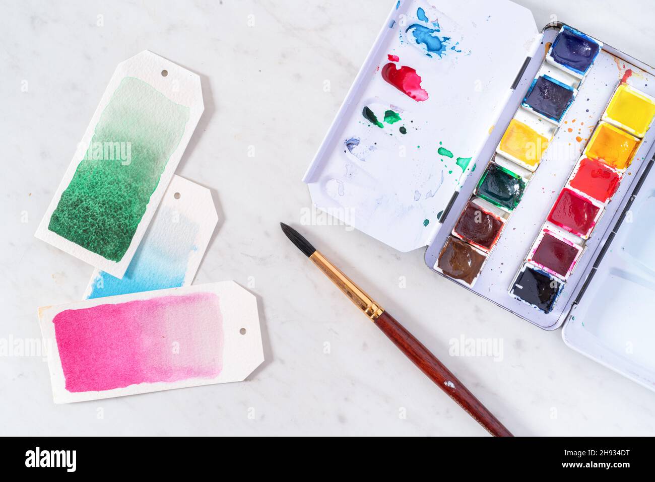 Öffnen Sie Aquarell-Paint-Box mit Pinsel malen Geschenk-Tags. Stockfoto