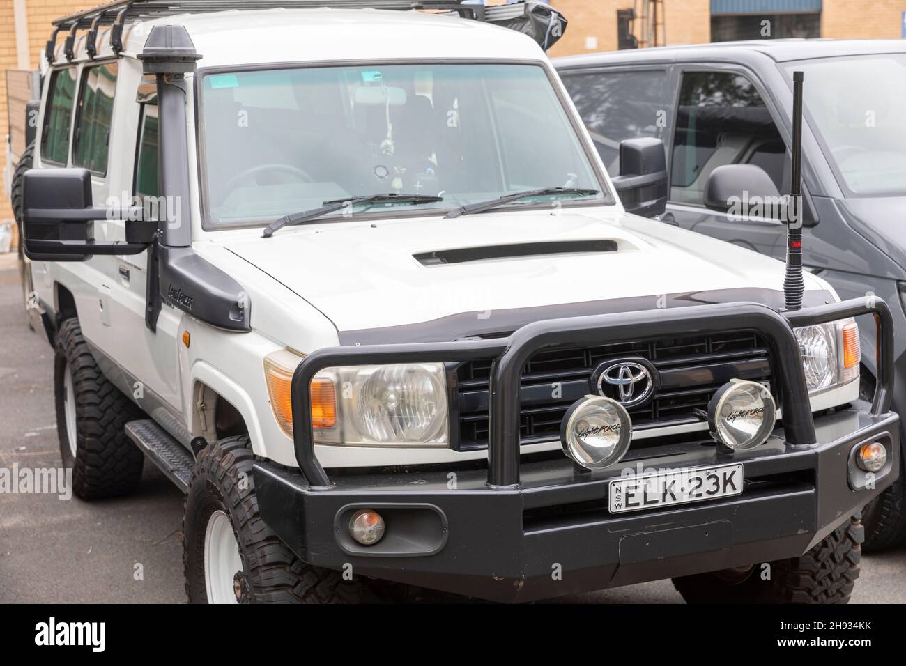 2008 Toyota landcruiser Truppenträger in weiß parkt in Sydney, NSW, Australien Stockfoto