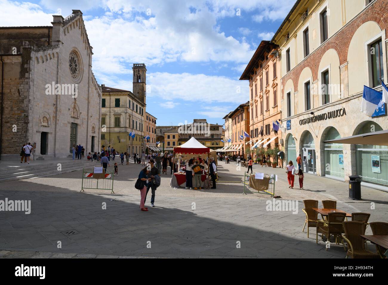 Pietrasanta-Italien-Oktober 2021 das alte Dorf Pietrasanta am Fuße der Apuanischen Alpen im Hinterland der Versilia, reich an Kirchen Stockfoto