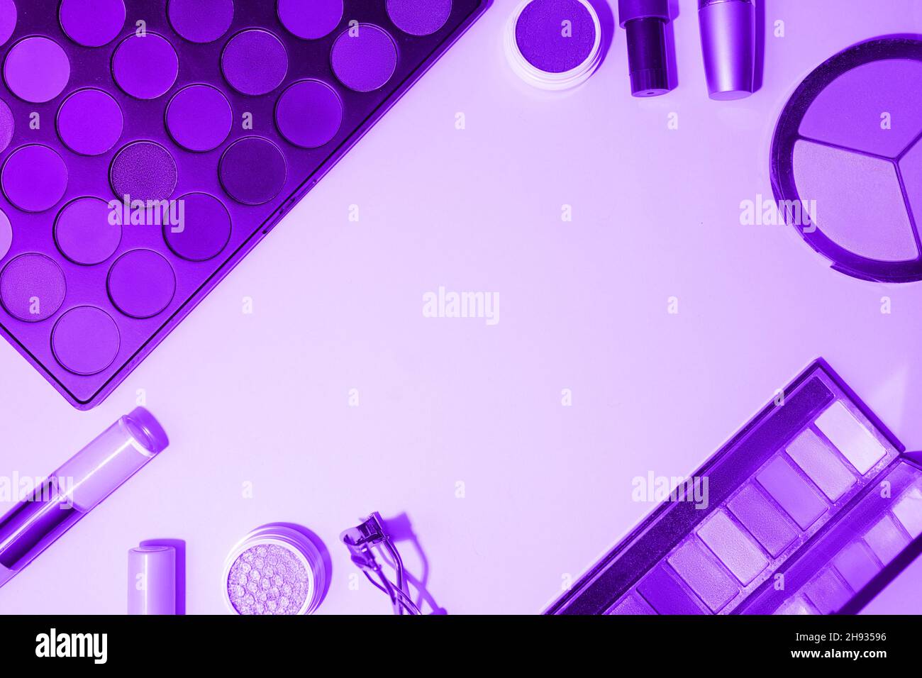 Dekorative Kosmetik, Draufsicht. Make-up mit professioneller Kosmetik, in lila Farbe. Ein flaches Bild mit Platz zum Kopieren. Hochwertige Fotos Stockfoto