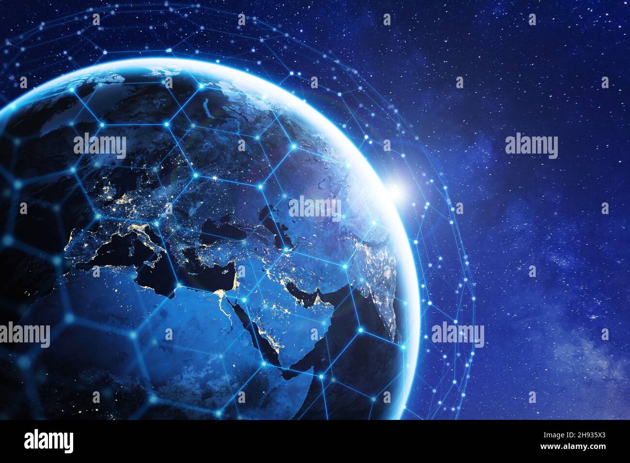 Kommunikationstechnologie mit weltweiten Netzwerken für Internet, 5G Mobilfunkdatenverbindung, Blockchain, IoT, Finanzen oder Smart Cities. Global Sat Stockfoto