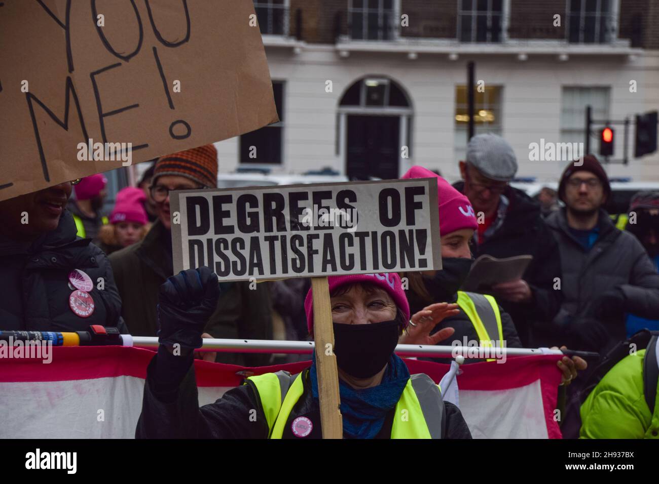 London, Großbritannien. 03rd Dez 2021. Ein Protestler hält während der Demonstration in Bloomsbury ein Schild mit dem Titel "Grad der Unzufriedenheit".Universitätsmitarbeiter der University and College Union (UCU) haben Streikaktionen eingeleitet und sind durch Central London marschiert, um gegen die Ungleichheit bei den Bezahlung von Männern, ethnischen Gruppen und Behinderungen, die Arbeitsbedingungen und die sinkende Bezahlung zu protestieren. (Foto: Vuk Valcic/SOPA Images/Sipa USA) Quelle: SIPA USA/Alamy Live News Stockfoto