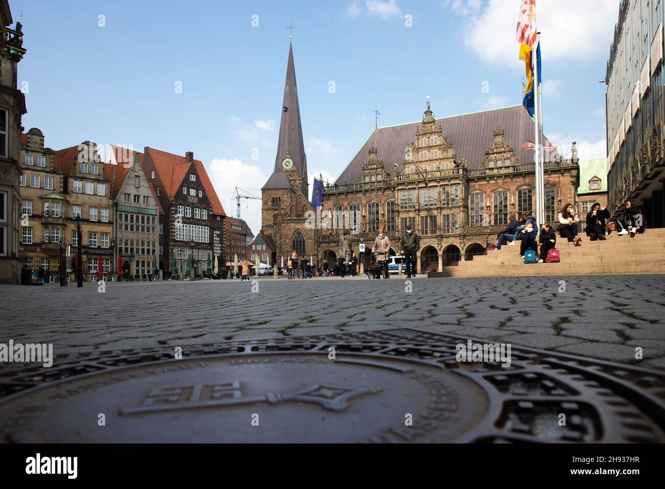 Nahaufnahme des Schlüssels von Bremen, Deutschland als Symbol für freie Marktrechte mit historischen Gebäuden (Rathaus, parlament) im Hintergrund Stockfoto