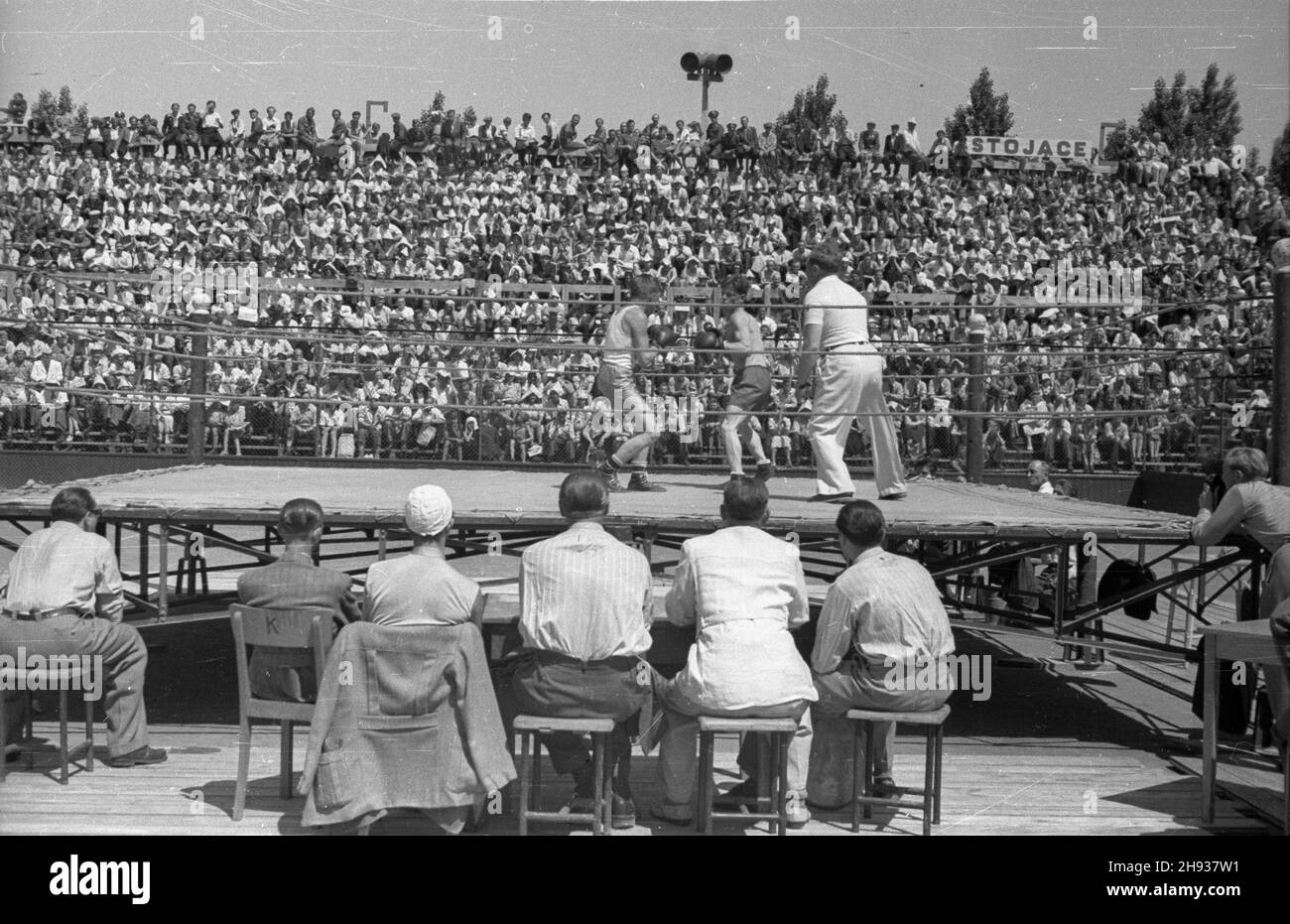 Warszawa, 1947-06-01. Mecz bokserski Warszawa-Sztokholm na korcie centralnym klubu sportowego Legia. NZ. walka Burjstroma z Pator¹. Na pierwszym planie siedz¹ sêdziowie i trenerzy. ps/ms PAP Warschau, 1. Juni 1947. Der Boxkampf Warschau-Stockholm im Sportverein Legia. Im Bild: Burjstrom und Patora. Im Zentrum: Schiedsrichter und Trainer. ps/ms PAP Stockfoto