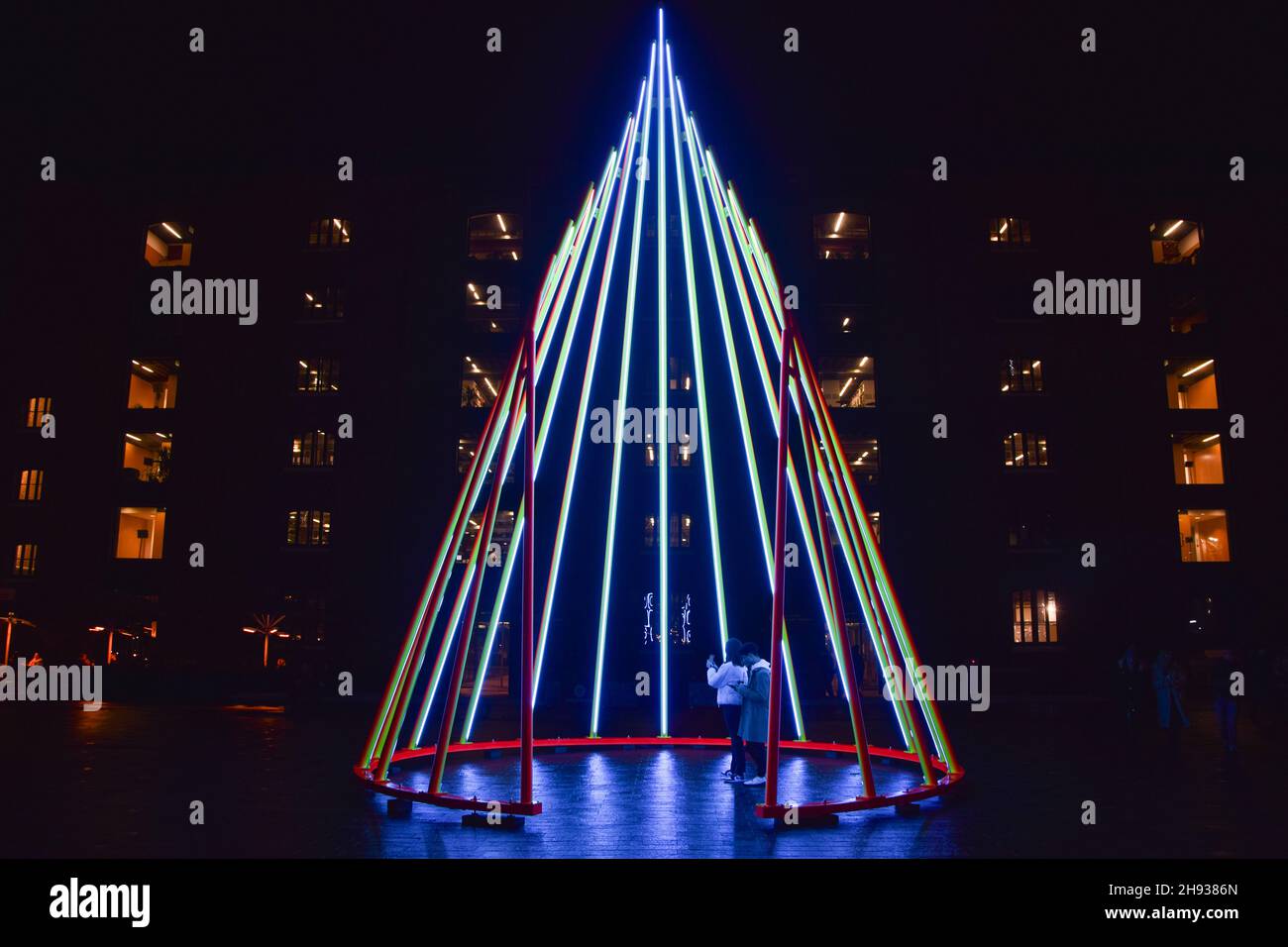 London, Großbritannien. 3rd. Dezember 2021. Auf dem Granary Square in King's Cross wurde eine neue Winterinstallation mit dem Titel Temenos der Künstlerin Liliane Lijn enthüllt. Die 11,3-Meter-Struktur wird bis Februar 2022 zu sehen sein. Kredit: Vuk Valcic / Alamy Live Nachrichten Stockfoto