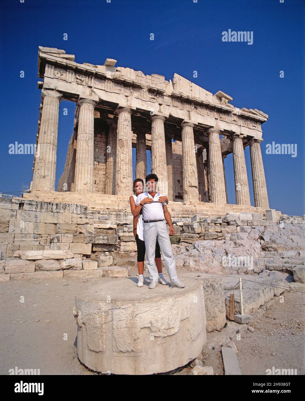 Griechenland. Akropolis Von Athen. Junges Paar posiert vor dem Parthenon. Stockfoto