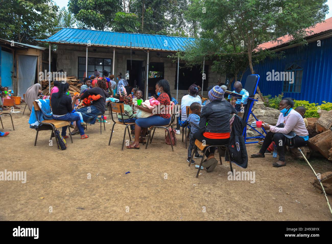 23. Juli 2021, Nairobi, Kenia: Frauen werden während der Veranstaltung mit ihren Kindern warten sehen.die zerebrale Lähmung ist eine abnorme Entwicklung des Hirngewebes, die Kinder betrifft, wodurch sie ihre Muskeln nicht mehr kontrollieren können.Dies geschieht in der Regel vor oder meist nach der Geburt eines Kindes. Eine Gruppe von medizinischen Experten und Massagetherapeuten der Action Foundation (T.A.F) kam zusammen, um verschiedenen Familien mit jungen Kindern, die an zerebraner Palese leiden, zu helfen und sie zu unterstützen. Da sich die meisten Familien die hohen Kosten für medizinische Leistungen und Therapien für ihre behinderten Babys nicht leisten können, so die Action Founda Stockfoto