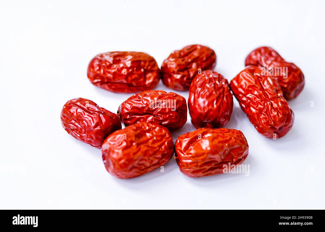 Getrockneter chinesischer roter Jujube vor weißem Hintergrund isoliert. Stockfoto
