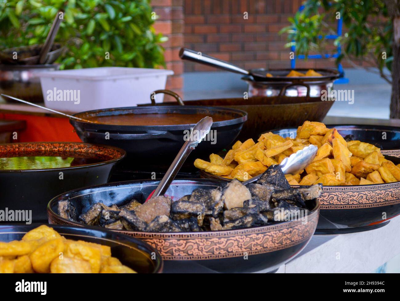 Chinesischer Stinky Tofu in großen Tellern vom lokalen chinesischen Straßenmarkt aus gesehen. Stockfoto