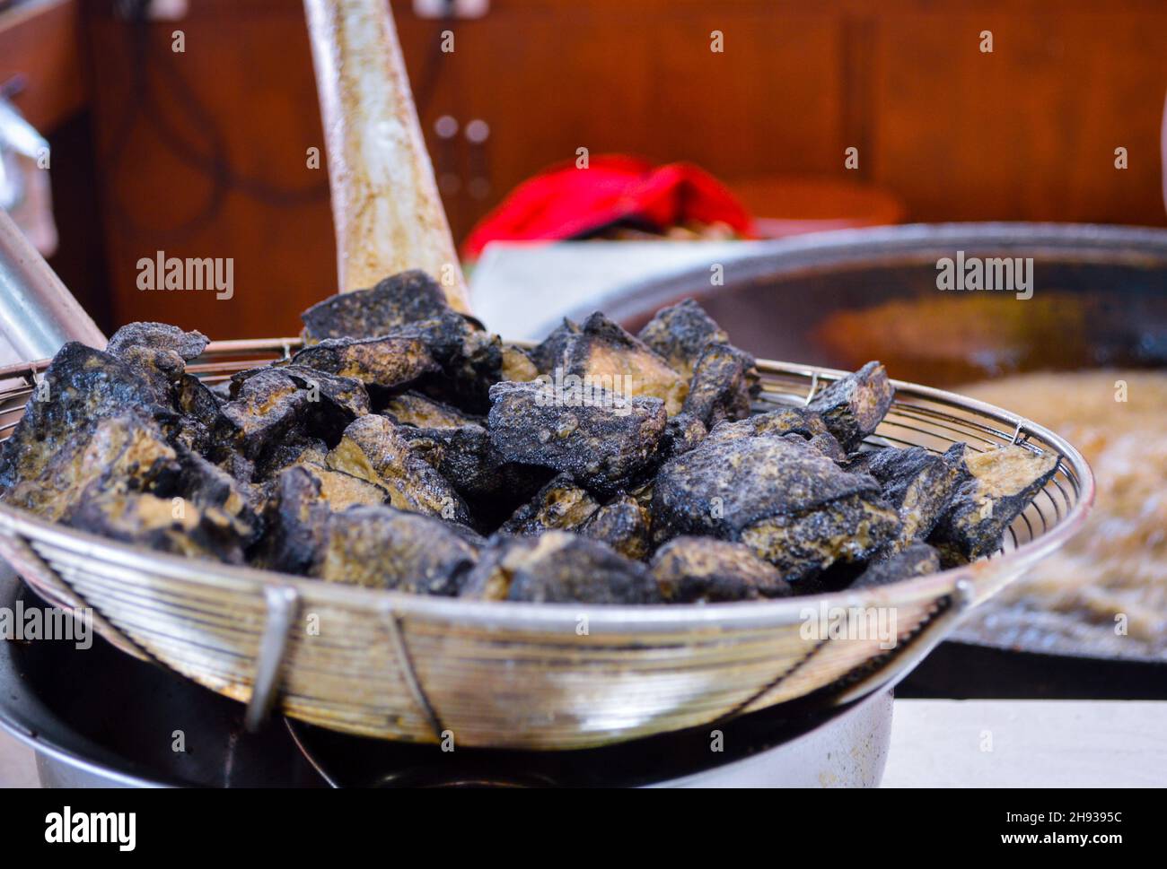 Chinesischer Stinky Tofu vom lokalen chinesischen Straßenmarkt. Stockfoto