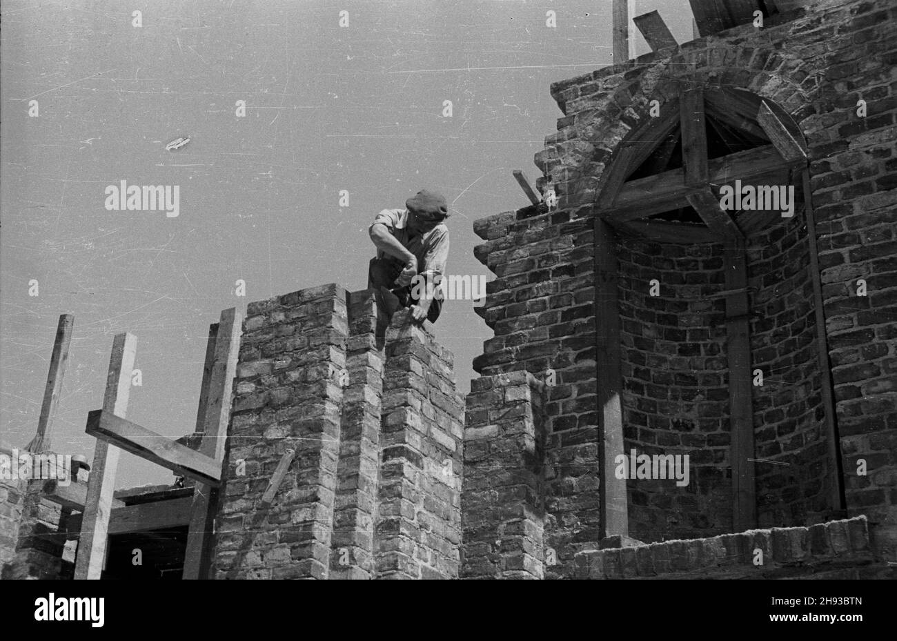 Warszawa, 1947-06. Odbudowa koœcio³a Œwiêtych Piotra i Paw³a na terenie parafii œw. Barbary w Œródmieœciu na Koszykach przy ul. Nowogrodzkiej. NZ. Murarz przy pracy. bb/gr PAP Dok³adny dzieñ wydarzenia nieustalony. Warschau, Juni 1947. Die Rekonstruktion der Kirche St. Peter und Paul in der Pfarrei St. Barbara im Bezirk Srodmiescie auf Koszyki in der Nowogrodzka Straße. Bild: Ein Maurer arbeitet. bb/gr PAP Stockfoto