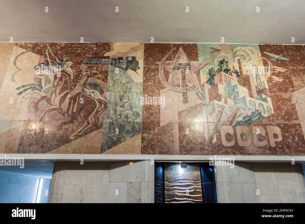 MINSK, WEISSRUSSLAND - 10. JUNI 2017: Sozialistische Dekorationen in einer U-Bahn-Station in Minsk. Stockfoto