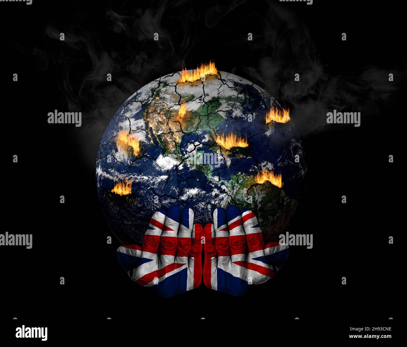 Hände gemalt mit britischer Flagge hält gestressten Planeten in der Krise. Konzept der Rolle Großbritanniens in der Klimakrise; Naturkatastrophen, globale Erwärmung, apo Stockfoto