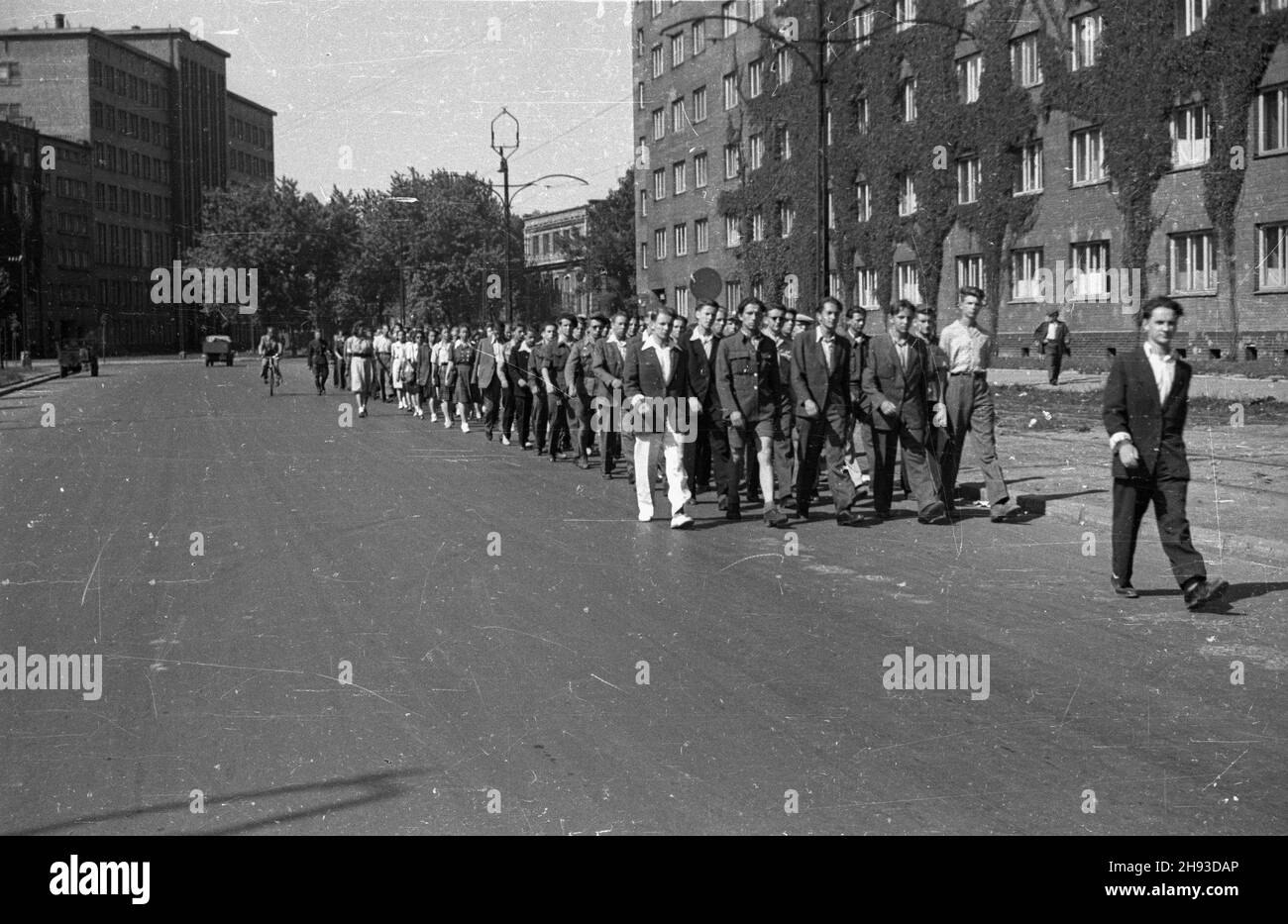 Warszawa, 1947-06. Przysposobienie Wojskowe. NZ. oddzia³y PW na ul. Koszykowej. ps/gr PAP Dok³adny dzieñ wydarzenia nieustalony. Warschau, Juni 1947. Militärische Ausbildung. Abgebildet: Einheiten marschieren in der Koszykowa-Straße. ps/gr PAP Stockfoto