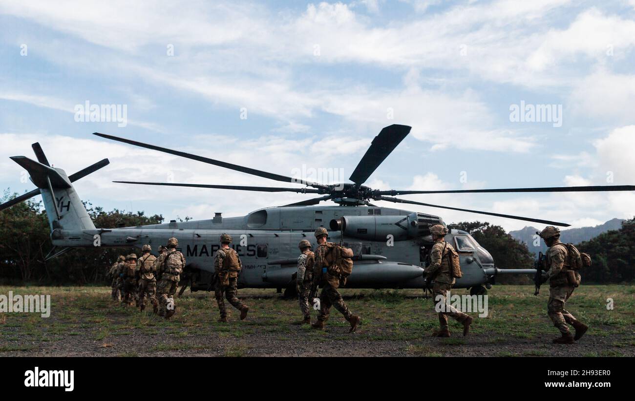 US-Dienstmitglieder mit 3D Bataillon, 3D Marineinfanteristen und 2nd Squadron, 14th Kavallerieregiment, begeben sich mit 53E Marine Light Attack Helicopter Squadron 367, Marine Aircraft Group 24 auf Marine Corps Training Area Bellows, Hawaii, 30. November 2021. Marines mit 3/3 führte mit mag-24 und 2/14 eine gemeinsame Trainingsübung durch, bei der realistische Luftangriffe und städtische Operationen in strategischem Inselgelände simuliert wurden. (USA Marine Corps Foto von CPL. Patrick King) Stockfoto