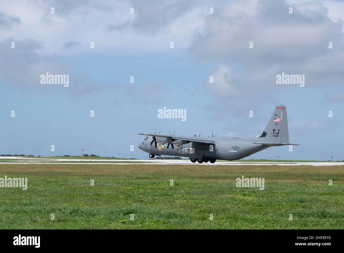 Ein C-130J Super Hercules, der dem 36th Airlift Squadron vom Yokota Air Base zugewiesen wurde, hebt am 2. Dezember 2021 auf dem Andersen Air Force Base, Guam, zum 70th. Jahrestag der Operation Christmas Drop ab. OCD ist die am längsten laufende humanitäre Hilfe- und Katastrophenhilfe-Ausbildungsmission des Verteidigungsministeriums und leistet Hilfe für mehr als 50 Inseln im Pazifik. Operationen wie OCD bieten den USA und ihren Partnern und Verbündeten die Möglichkeit, die gemeinsamen operativen Fähigkeiten zu verbessern und auf reale Notfälle vorbereitet zu sein. (USA Air Force Foto von Tech. Sgt. Joshua Stockfoto