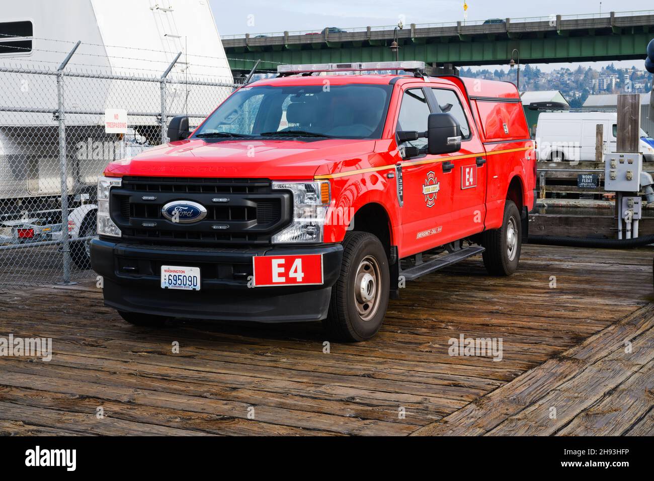 Seattle - 21. November 2021; rotes Feuerwehrfahrzeug der Stadt Seattle mit der Bezeichnung E4 auf einem hölzernen Pier am Fishermen's Terminal geparkt Stockfoto