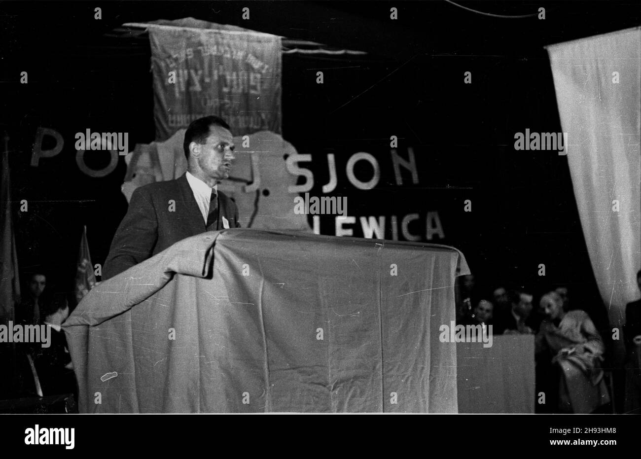 Warszawa, 1947-06. Krajowa konferencja Poalej Syjon Lewica - jednej z partii politycznych mniejszoœci ¿ydowskiej. Obrady dotyczy³y zakoñczonej w³aœnie sesji Organizacji Narodów Zjednoczonych, poœwiêconej utworzeniu pañstwa ¿ydowskiego w Palestynie. po/mgs PAP Dok³adny dzieñ wydarzenia nieustalony. Warschau, Juni 1947. Innenpolitische Konferenz von Poalej Syjon Lewica - einer der politischen Parteien der jüdischen Minderheit. Die Konferenz beendete gerade die UNO-Sitzung über die Schaffung eines jüdischen Staates in Palästina. po/mgs PAP Stockfoto