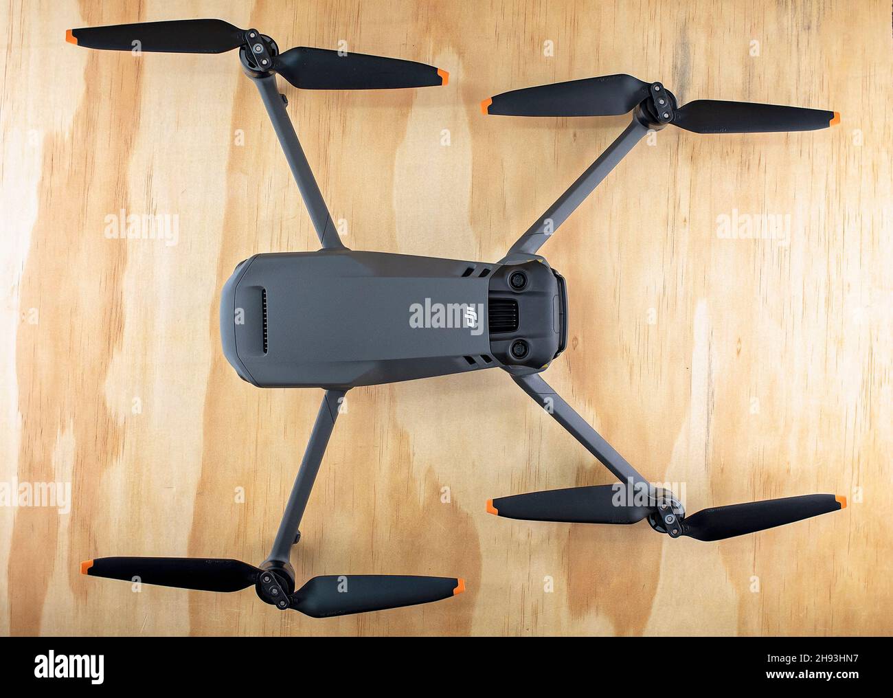 Mackay, Queensland, Australien - Dezember 2021: Drohnenflugzeug DJI Mavic 3 von oben nach unten Stockfoto