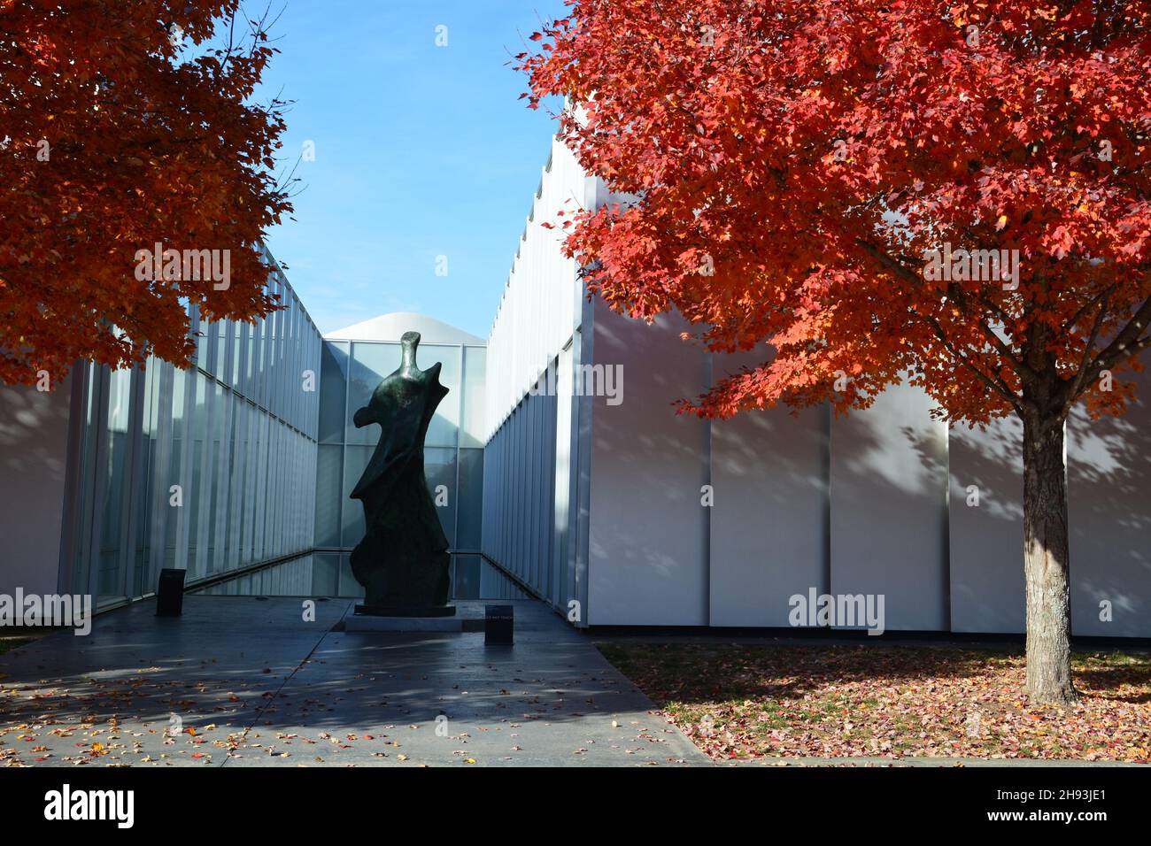 Die Skulptur Knife Edge von Henry Spencer Moore vor dem West Building des North Carolina Museum of Art in Raleigh, NC. Stockfoto