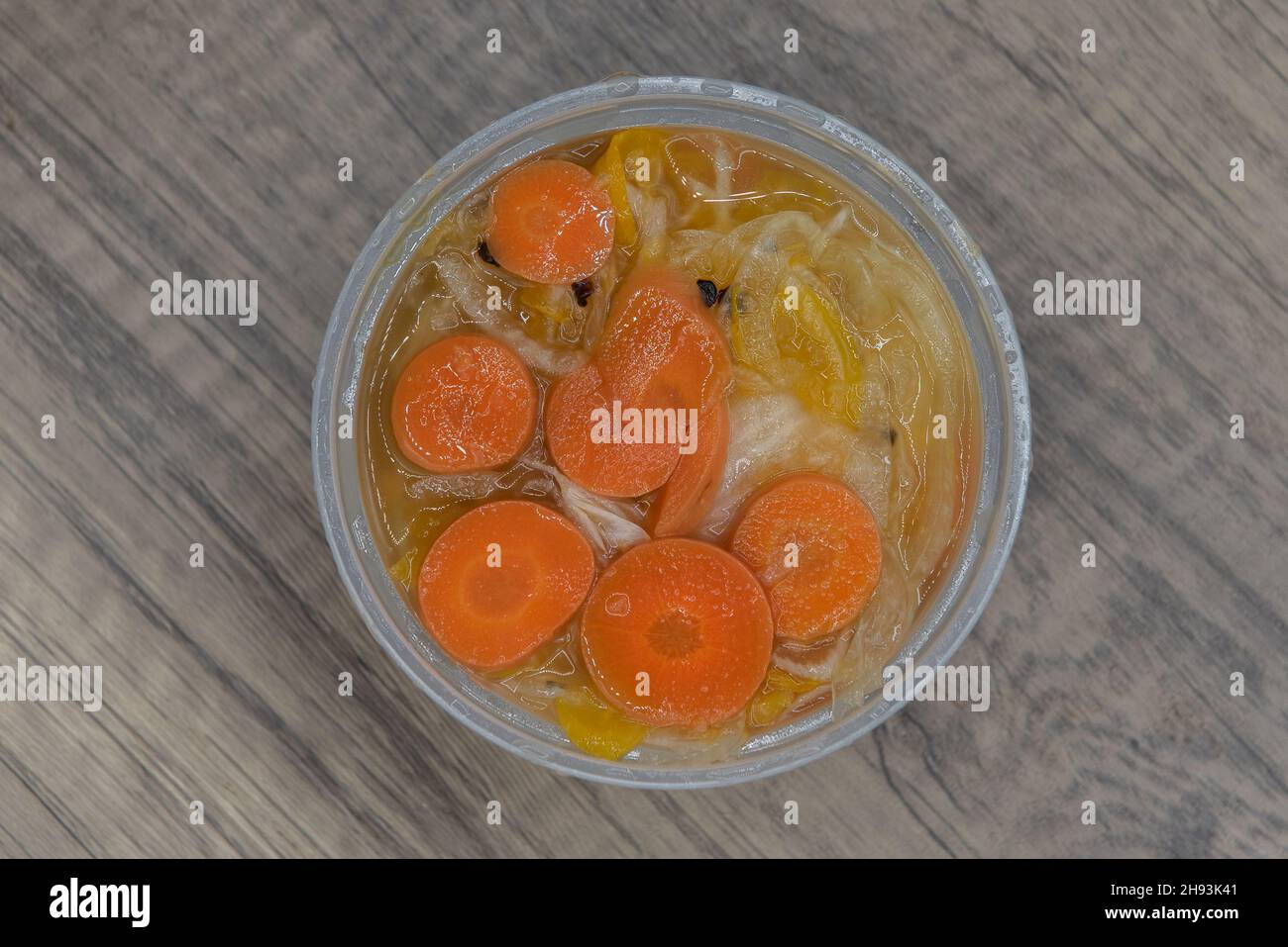 Blick von oben auf würzige Side Order Container von Habaneros Salsa, um etwas Wärme zu der Mahlzeit hinzuzufügen. Stockfoto