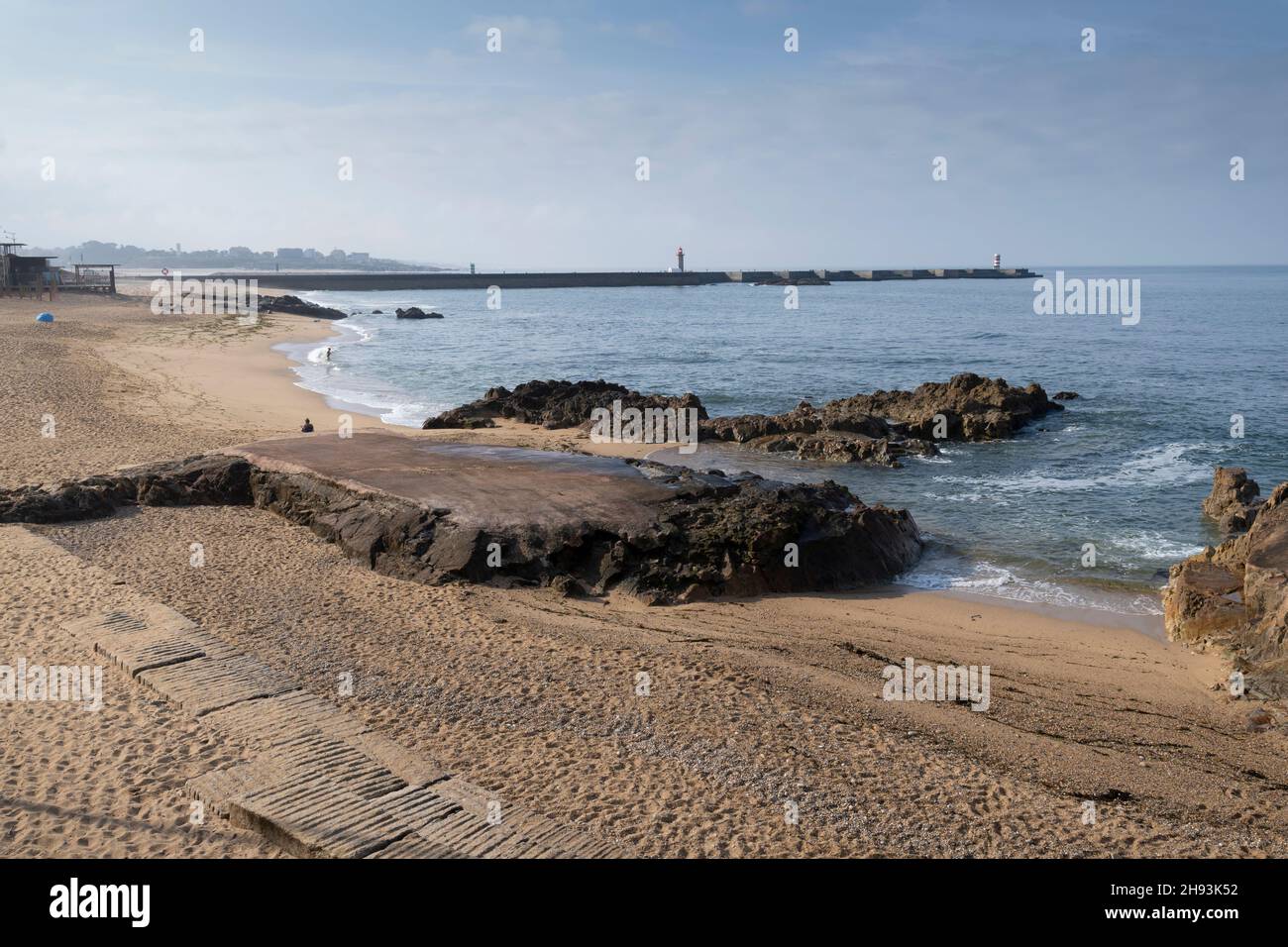 Einige Besucher genießen Praia dos Ingleses entlang des Camino Portuguese in Porto, Portugal. Diese Route des Jakobswegs verläuft nach Norden Stockfoto