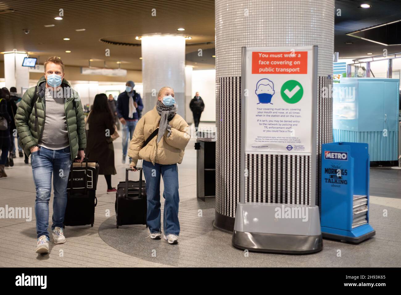 Reisende sahen Gesichtsmasken als Vorsichtsmaßnahme gegen die Ausbreitung von Covid 19, als sie den Bahnhof betreten. (Foto von Belinda Jiao / SOPA Images/Sipa USA) Stockfoto