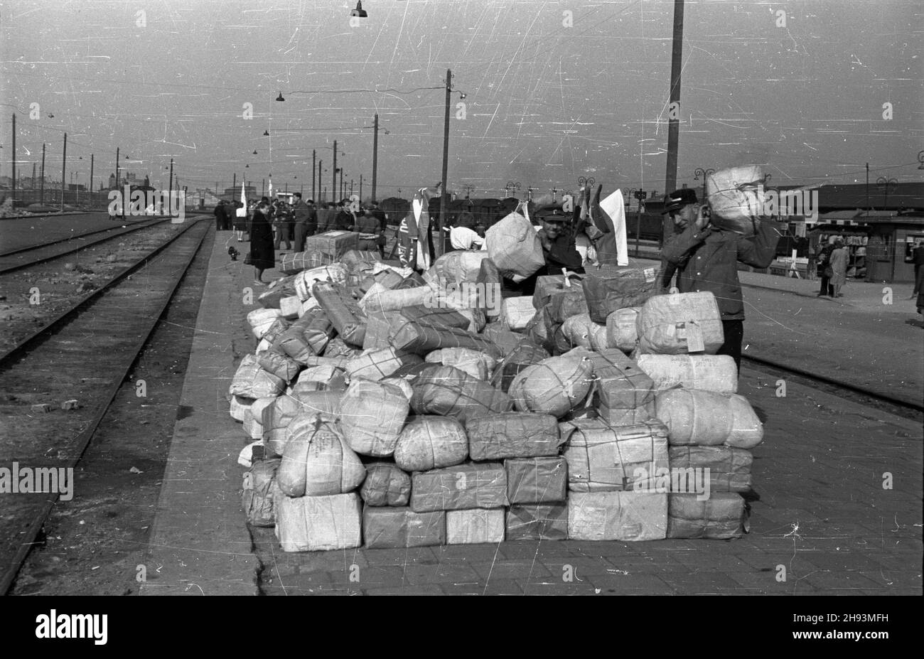 Warszawa, 1947-06-14. Transport paczek na peronie Dworca G³ównego. ps/ms PAP Warschau, 14. Juni 1947. Ein Pakettransport auf dem Bahnsteig des Hauptbahnhofs. ps/ms PAP Stockfoto