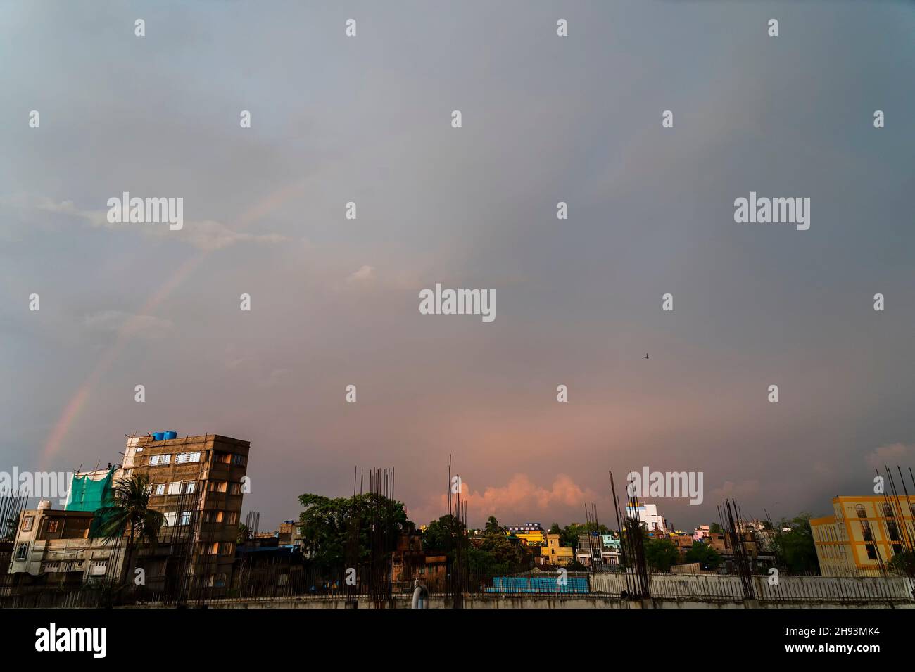 Regenbogen an einem bewölkten Himmel, Howrah, Westbengalen, Indien Stockfoto