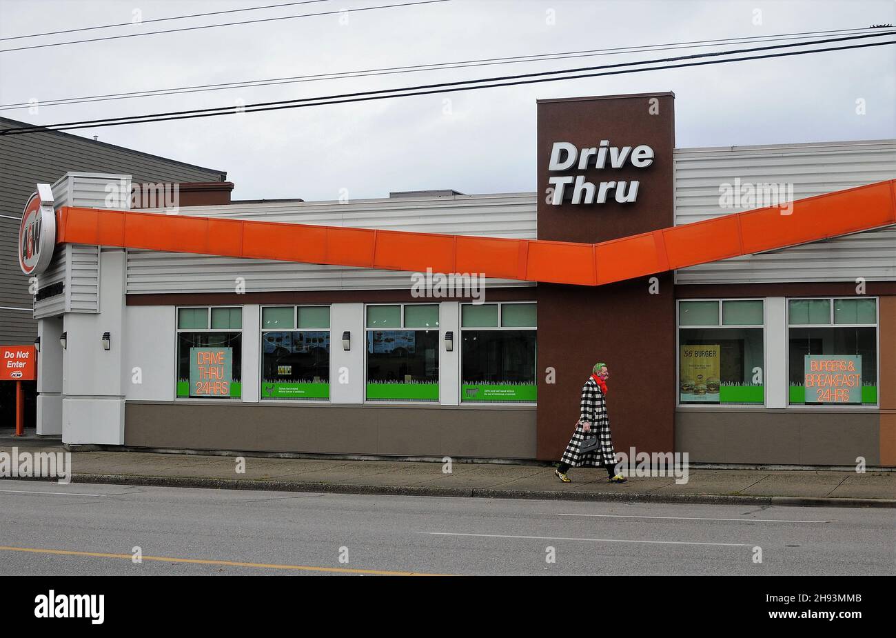 Mann, der an der Durchfahrt in East Vancouver, BC, Kanada, vorbeiläuft Stockfoto