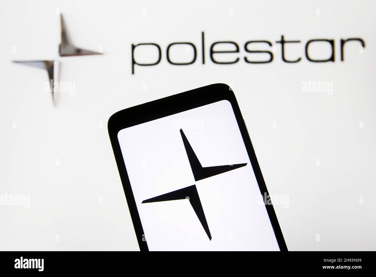 Ukraine. 03rd Dez 2021. In dieser Abbildung ist das Polestar ab-Logo einer Automobilmarke auf einem Smartphone und einem Computerbildschirm zu sehen. Kredit: SOPA Images Limited/Alamy Live Nachrichten Stockfoto