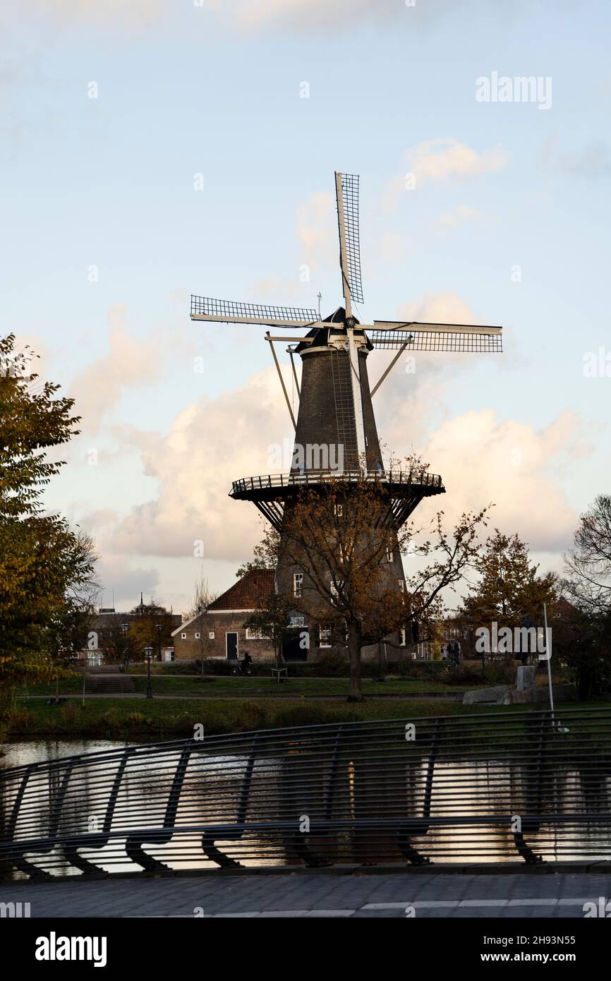 Goldene Stunde im Molen de Valk, dem Windmühlenmuseum in Leiden, Niederlande. Stockfoto