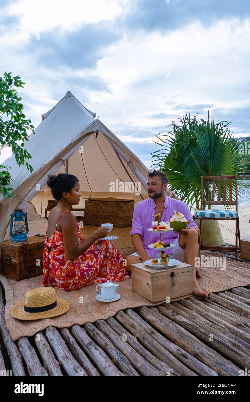 Glamping am Strand, Paar Mann und Frau am Strand im Zelt Picknick, Mann und  Frau am Strand in Thailand im Zelt Glamping Stockfotografie - Alamy