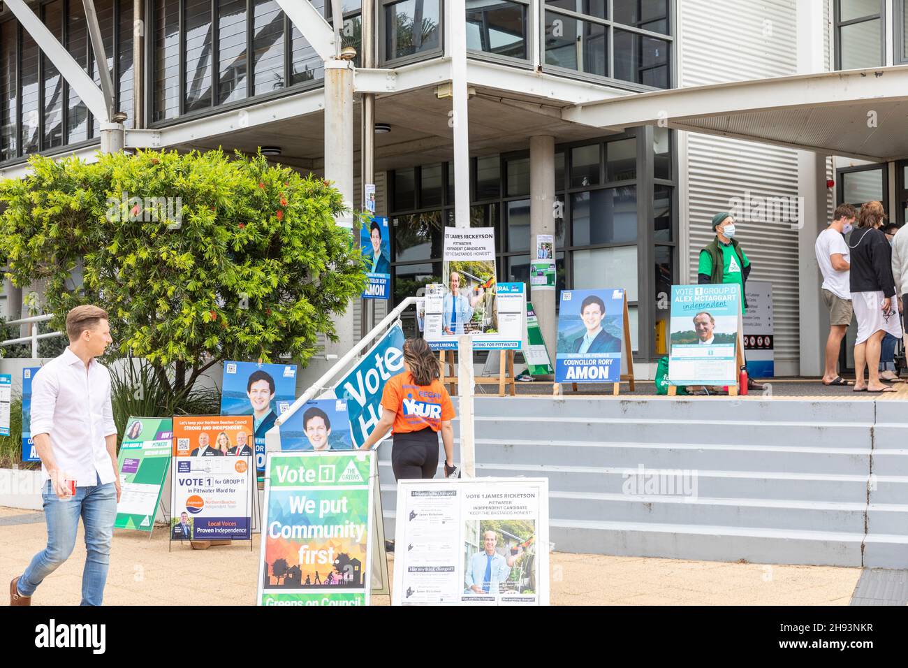 Wahlen zum Northern Beaches council in Sydney, Wahltag 2021. Dezember vor dem Avalon Beach-Wahllokal für Pittwater ward, NSW, Australien Stockfoto