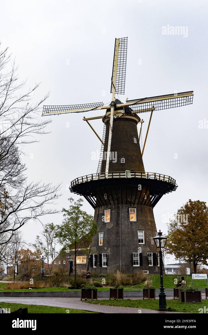 Molen de Valk, das Windmühlenmuseum in Leiden, Niederlande. Stockfoto