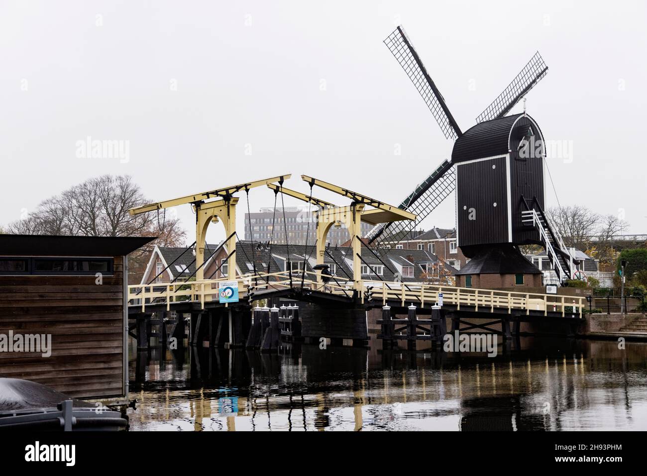 Die Rembrandtbrug (Rembrandtbrücke) und Molen de Put Windmühle auf dem Galgewater des Rheins in Leiden, Niederlande. Stockfoto