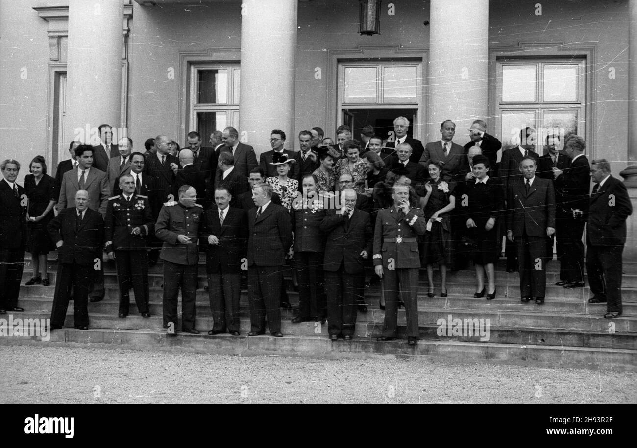 Warszawa, 1947-06-19. Zjazd Komitetu Ogólnos³owiañskiego. Przyjêcie w ogrodach belwederskich wydane przez prezydenta Polski na czeœæ uczestników obrad. NZ. Uczestnicy przyjêcia przed Belwederem. po/ms PAP Warschau, 19. Juni 1947. Die Teilnehmer des Kongresses des Panslawischen Komitees nehmen an einem Empfang zu ihren Ehren Teil, der vom polnischen Präsidenten im Schloss Belvedere veranstaltet wird. po/ms PAP Stockfoto