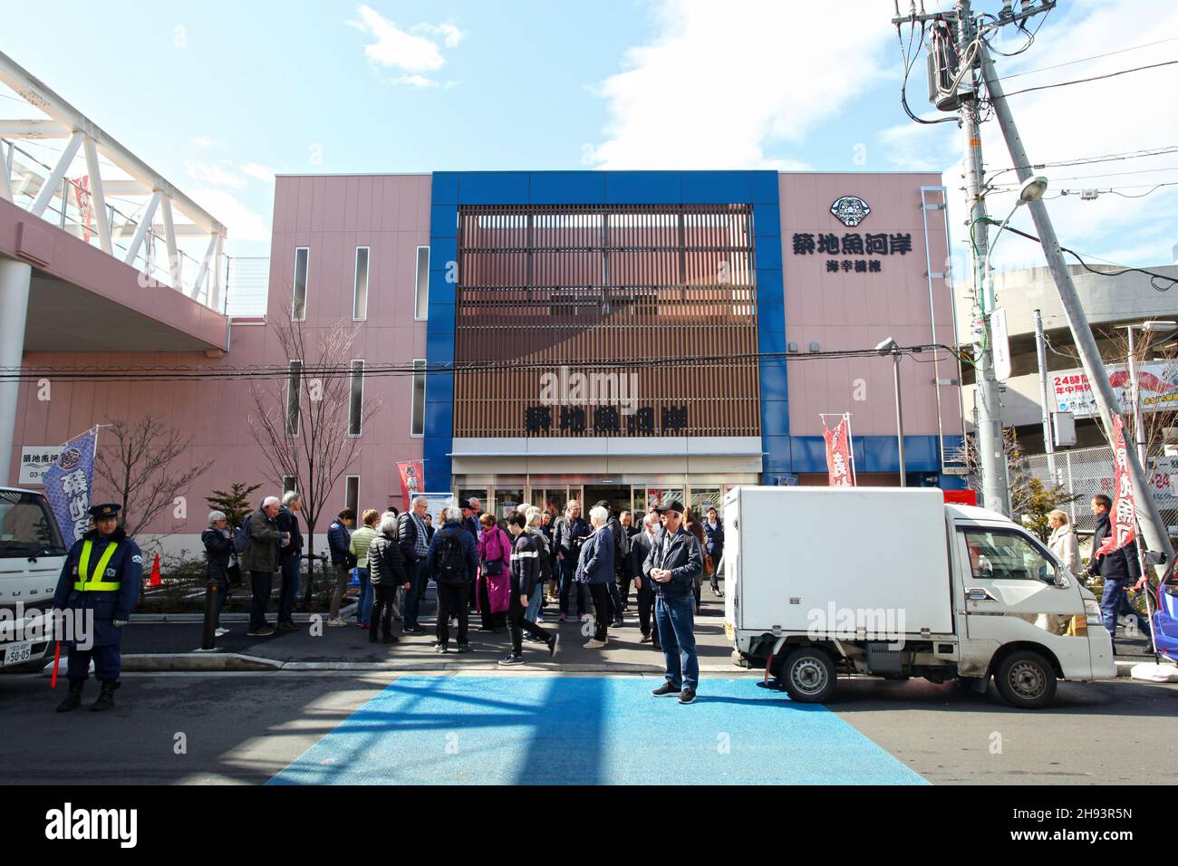 Eine Gruppe von Besuchern vor einem der äußeren Fischmärkte in Tsukiji, Tokio, Japan. Stockfoto