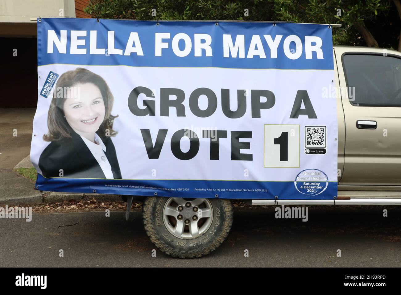 Sydney, Australien. 4th. Dezember 2021. In ganz New South Wales finden Kommunalwahlen statt. Abgebildet ist die Wahl des rats von Strathfield an der Homebush West Public School in Sydney. Sandy Reddy, die unabhängige Kandidatin von Strathfield, posiert mit anderen Wahlaktivisten. Kredit: Richard Milnes/Alamy Live Nachrichten Stockfoto