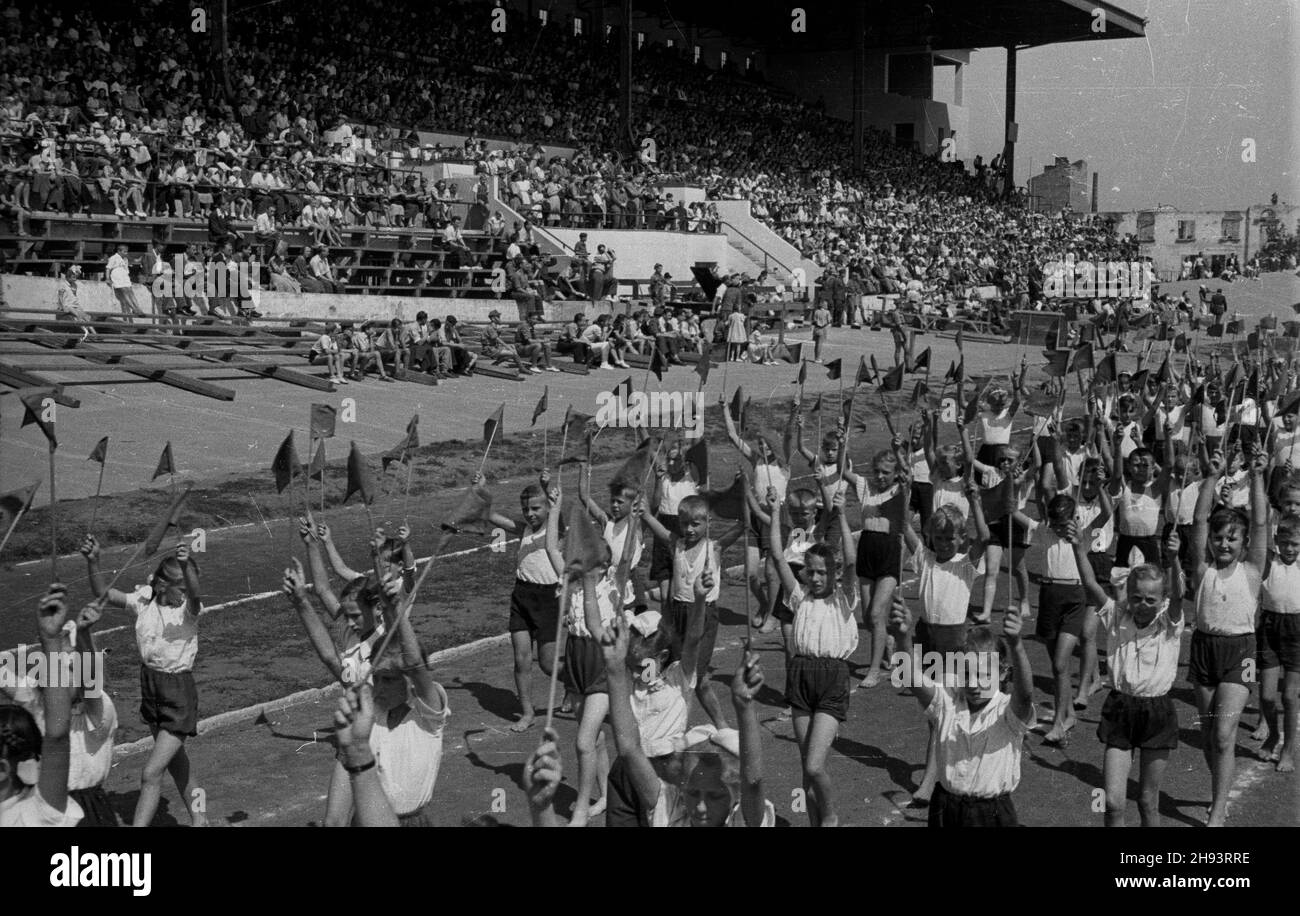 Warszawa, 1947-06-22. Œwiêto Wychowania Fizycznego i Przysposobienia Wojskowego na stadionie Legii przy ul. £azienkowskiej. NZ. dzieciêce zespo³y gimnastyczne. ps/gr PAP Warschau, 22. Juni 1947. Der Tag der körperlichen Bildung und der militärischen Vorbereitung im Legia-Stadion in der Lazienkowska-Straße. Im Bild: Kindergymnastik-Teams. ps/gr PAP Stockfoto