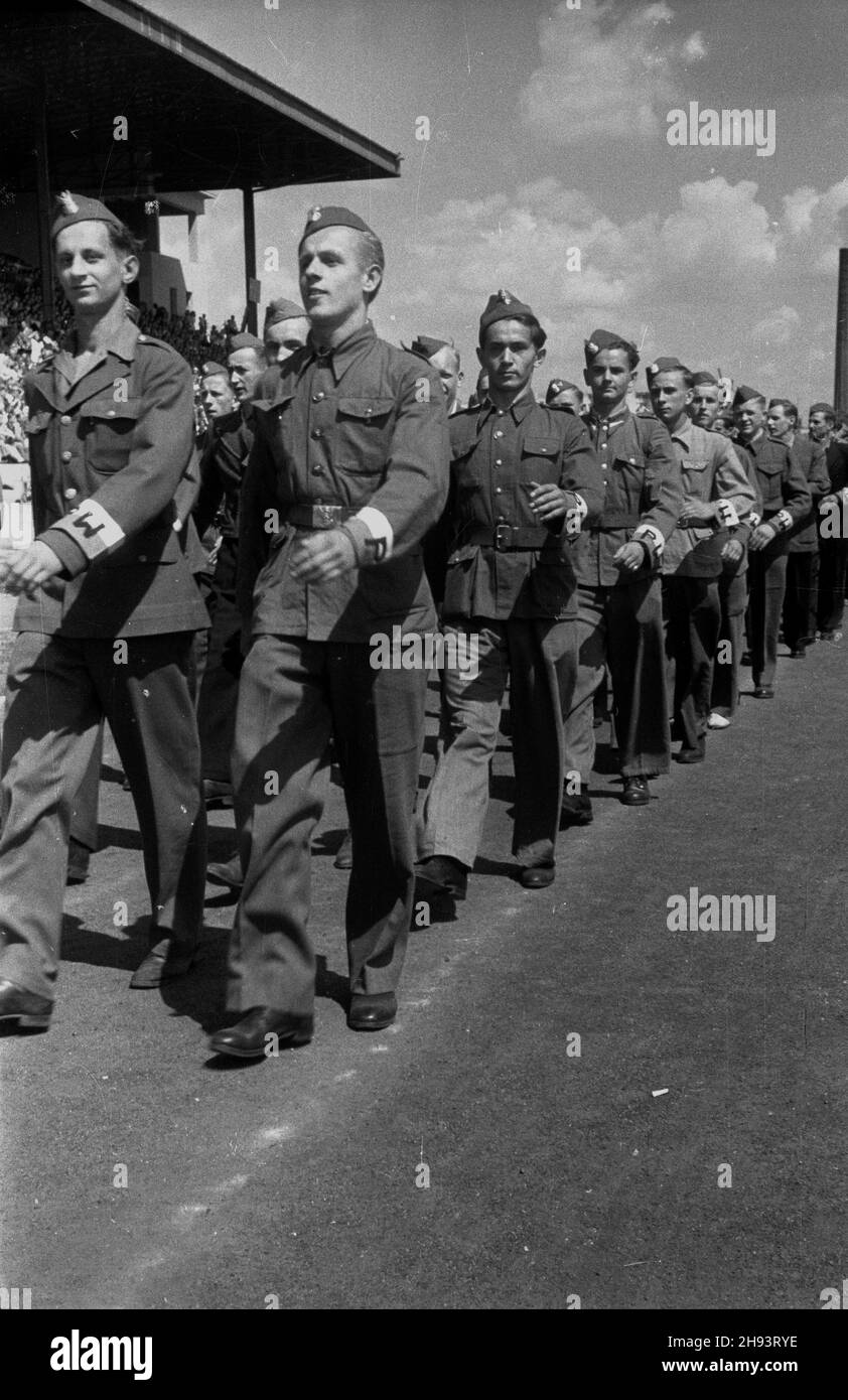 Warszawa, 1947-06-22. Œwiêto Wychowania Fizycznego i Przysposobienia Wojskowego na stadionie Legii przy ul. £azienkowskiej. NZ. oddzia³ Przysposobienia Wojskowego. ps/gr PAP Warschau, 22. Juni 1947. Tag der körperlichen Bildung und der militärischen Vorbereitung im Legia-Stadion in der Lazienkowska-Straße. Abgebildet: Militärische Vorbereitungseinheit. ps/gr PAP Stockfoto