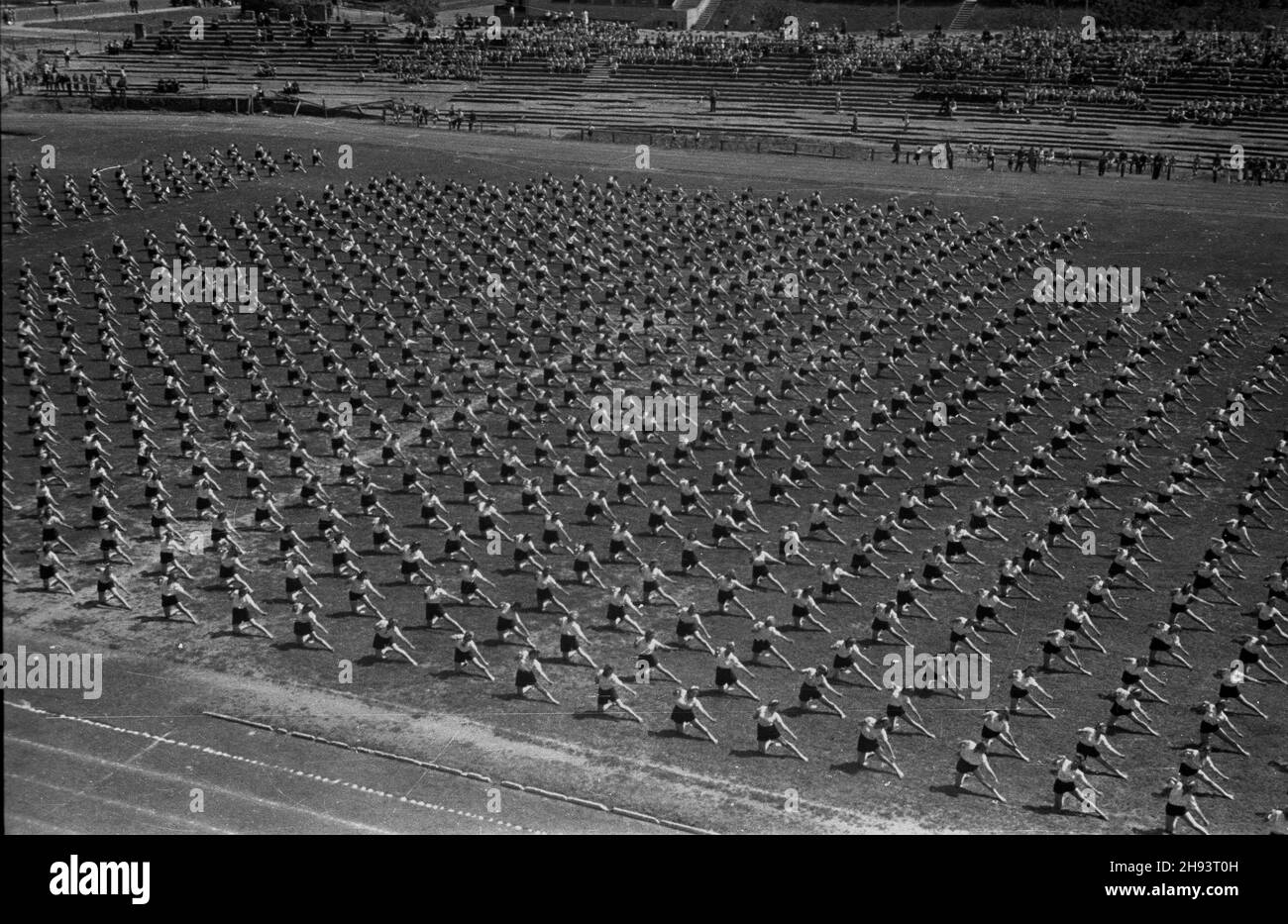 Warszawa, 1947-06-22. Œwiêto Wychowania Fizycznego i Przysposobienia Wojskowego na stadionie Legii przy ul. £azienkowskiej. NZ. Pokazy m³odzie¿owych zespo³ów gimnastycznych. ps/gr PAP Warschau, 22. Juni 1947. Tag der körperlichen Bildung und der militärischen Vorbereitung im Legia-Stadion in der Lazienkowska-Straße. Im Bild: Jugendturniker-Mannschaftsschau. ps/gr PAP Stockfoto