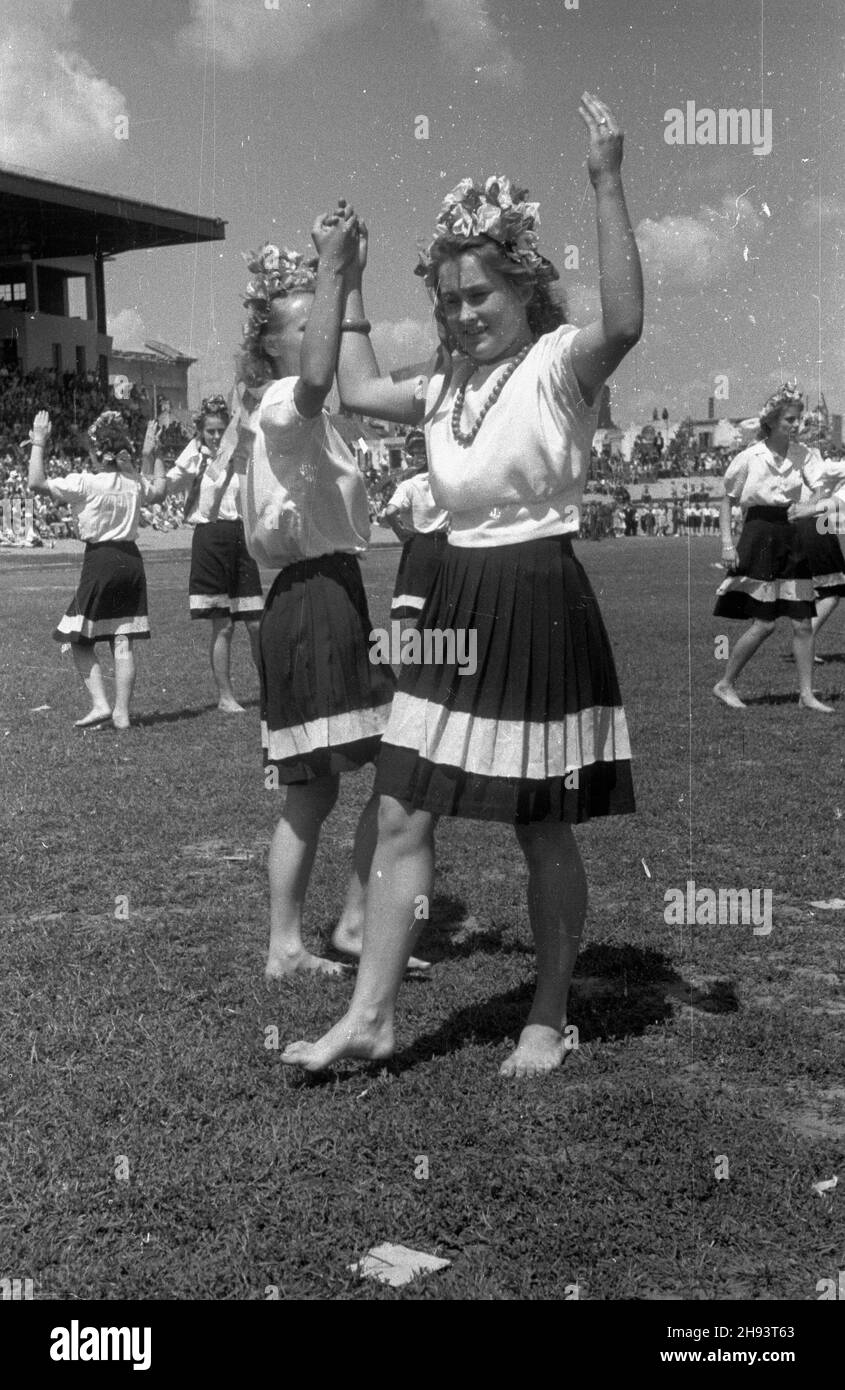 Warszawa, 1947-06-22. Œwiêto Wychowania Fizycznego i Przysposobienia Wojskowego na stadionie Legii przy ul. £azienkowskiej. NZ. Uczennice warszawskiego gimnazjum im. Klementyny Hoffmanowej. ps/gr PAP Warschau, 22. Juni 1947. Tag der körperlichen Bildung und der militärischen Vorbereitung im Legia-Stadion in der Lazienkowska-Straße. Im Bild: Schüler des Warschauer Gymnasiums Klementyna Hoffmanowa. ps/gr PAP Stockfoto