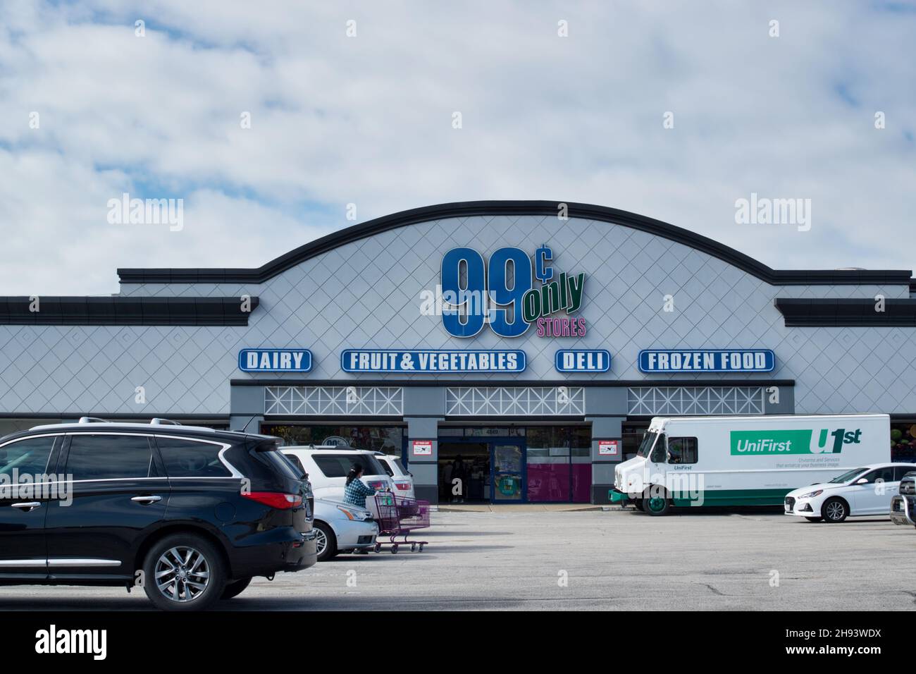 Houston, Texas USA 11-12-2021: Nur 99 Cents Stores Store Front and parking lot in Houston, TX. Die amerikanische Einzelhandelskette wurde 1982 gegründet. Stockfoto